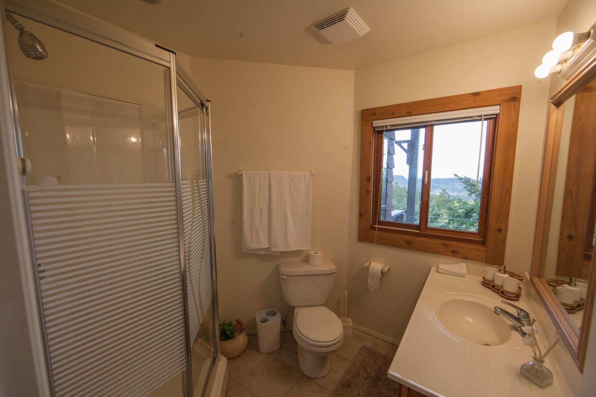 Shangri-La Oceanfront Vacation Home Bedwell Harbour Room photo